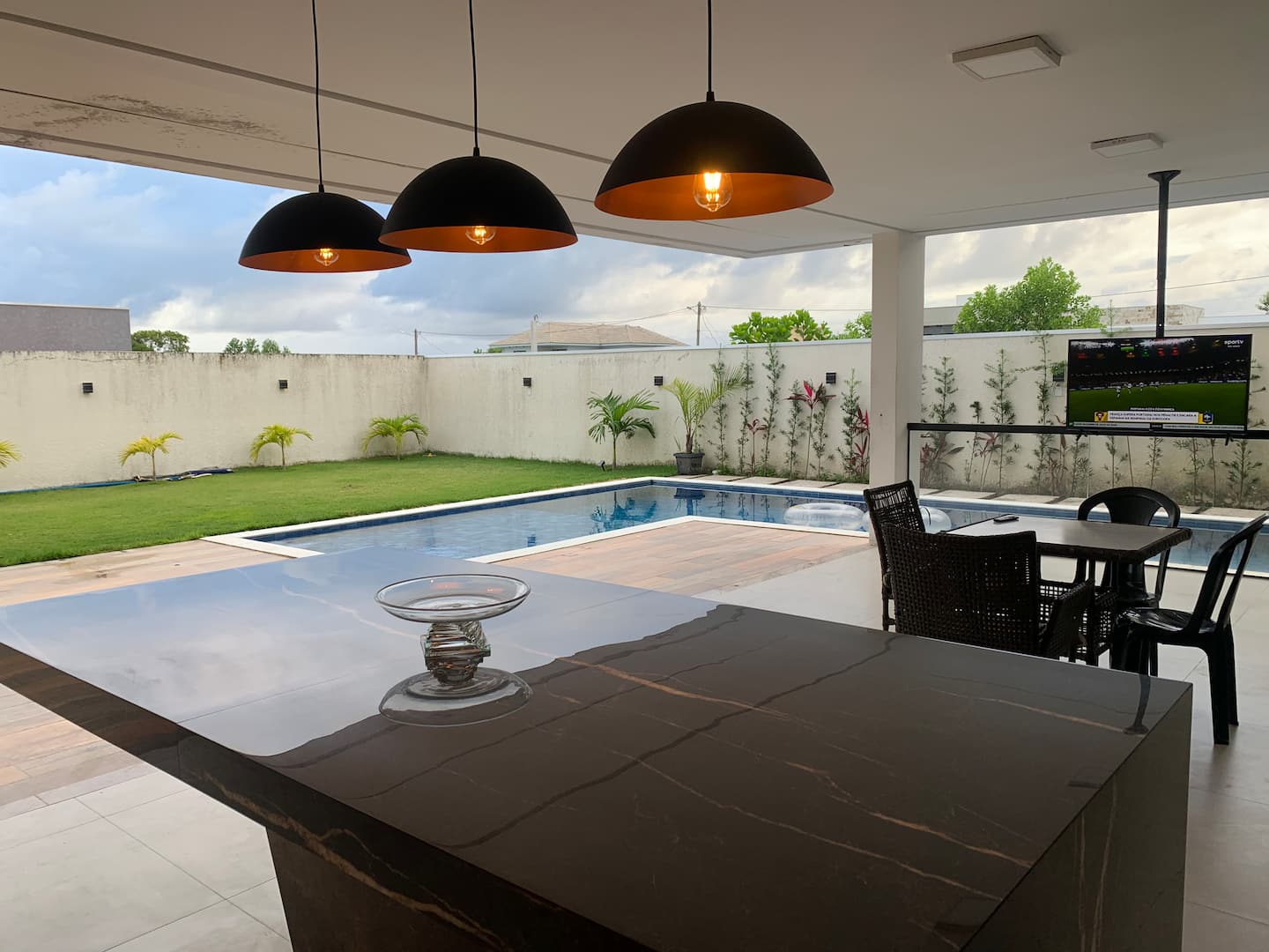 Área gourmet de frente para a piscina