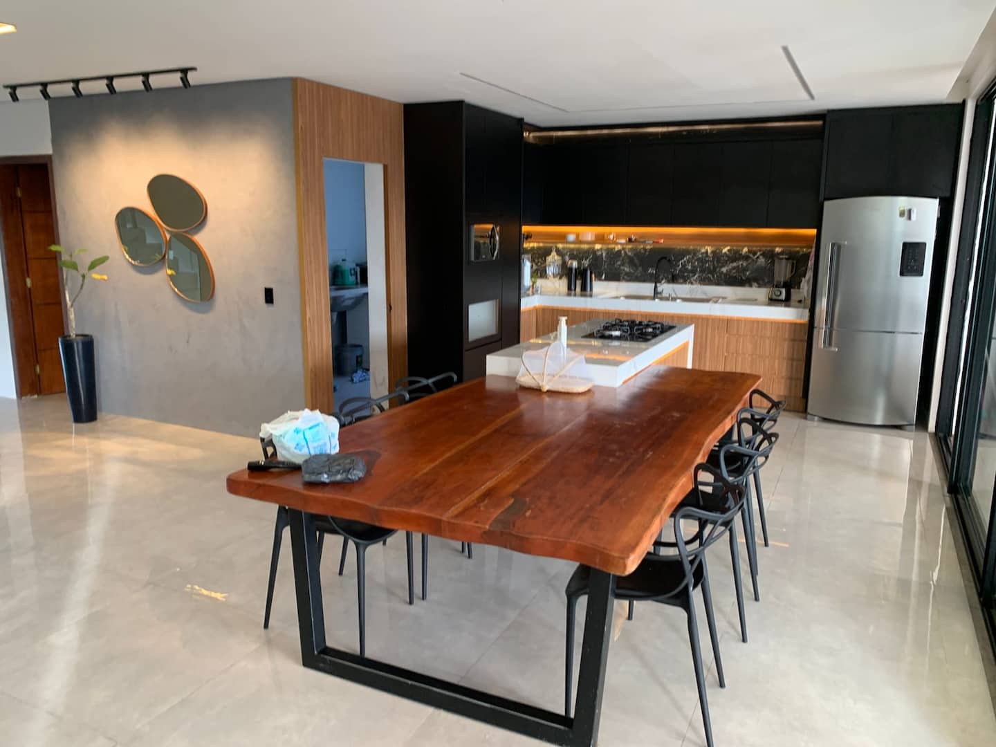 Mesa de jantar de madeira