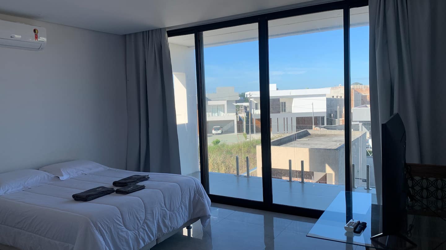Quarto com janela grande